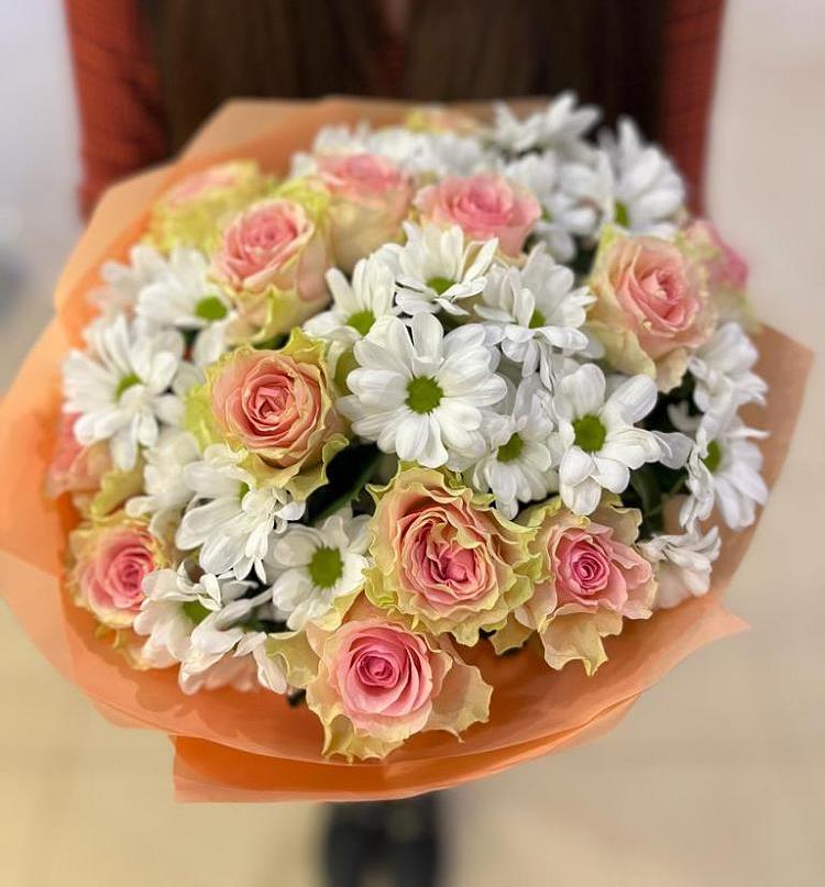 Букет цветов из: Розы и Хризантемы в Ромашково