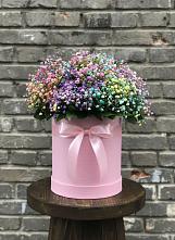 Цветочная композиция из Гипсофила и Розы в шляпной коробке #REPLACE_PRED# Ромашково