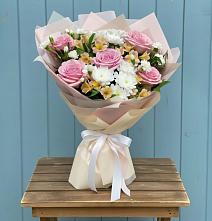 Букет цветов из:  Гвоздики, Орхидеи и Розы в Ромашково