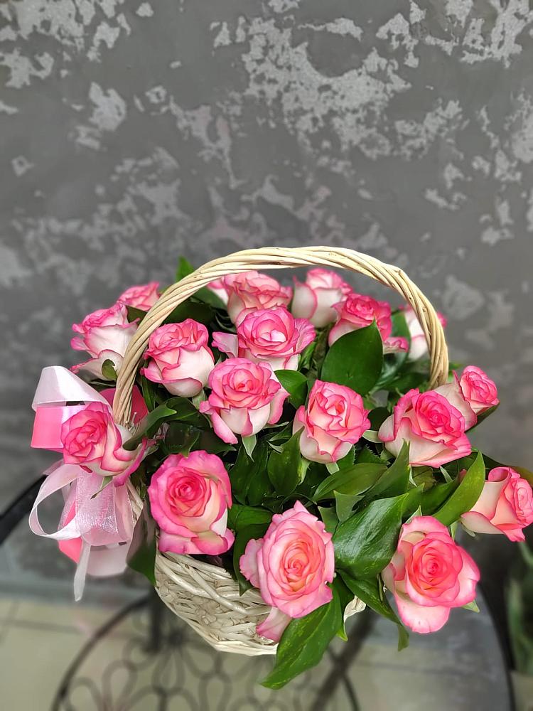 Цветочная композиция из Розы в корзине в Ромашково