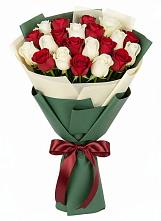 Букет Микс из красных и белых роз в Ромашково