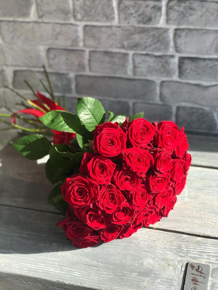 Букет Красные розы Фридом в Ромашково