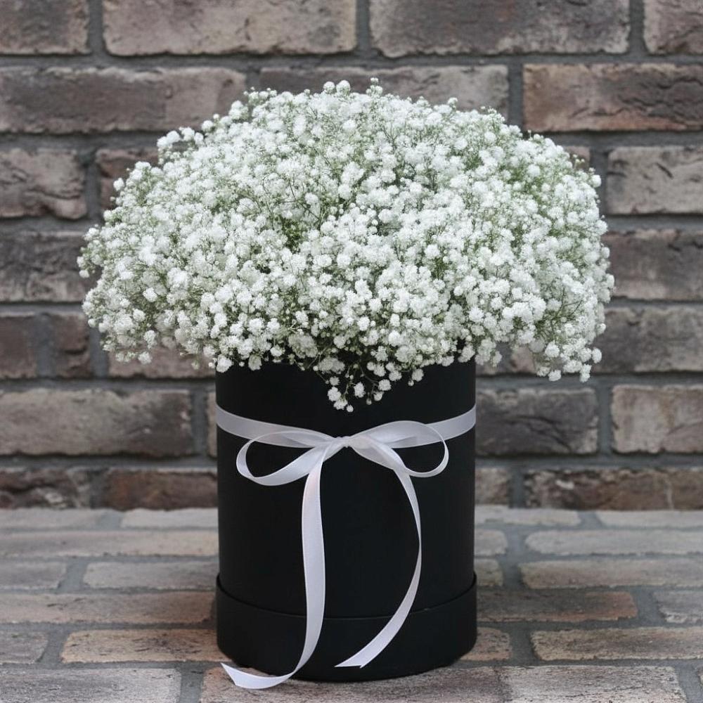 Цветочная композиция из Гипсофила в шляпной коробке в Ромашково