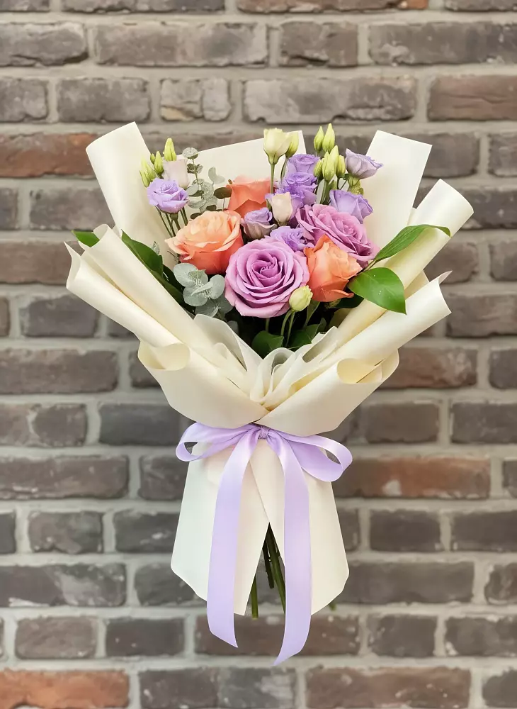 Букет цветов из: Лизиантусы и Розы в Ромашково