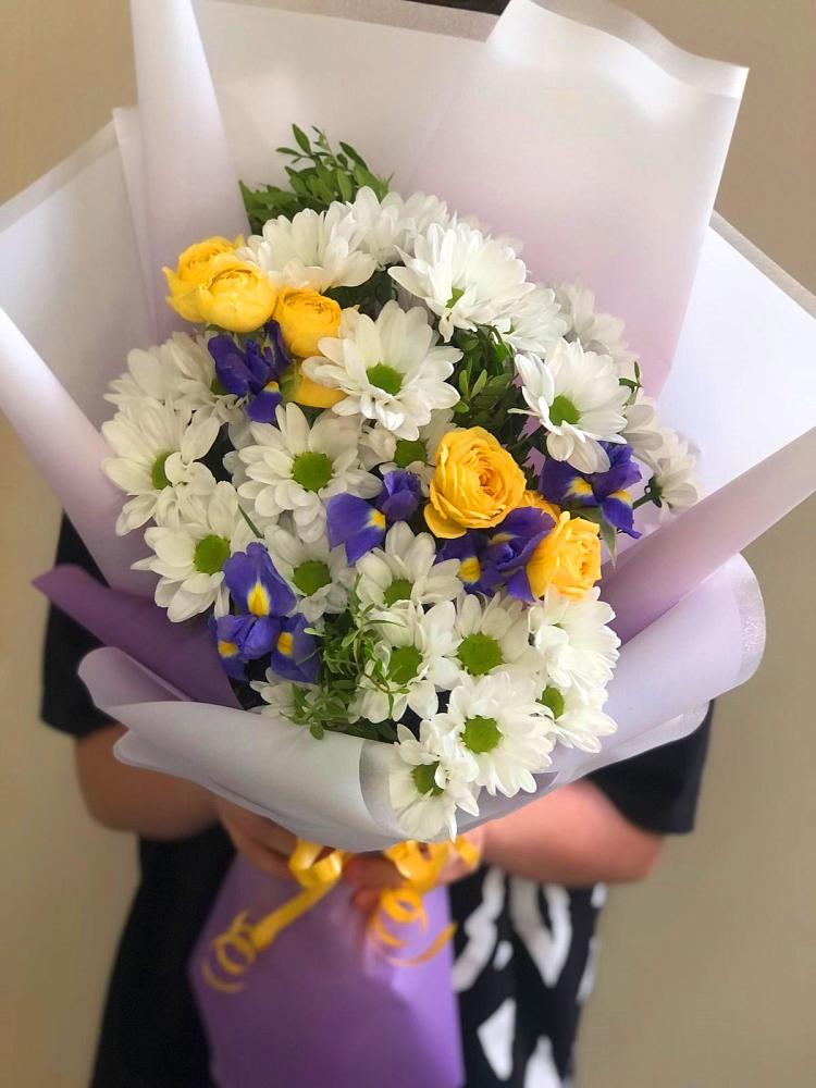 Букет цветов из: Ирисы, Хризантемы и Розы в Ромашково