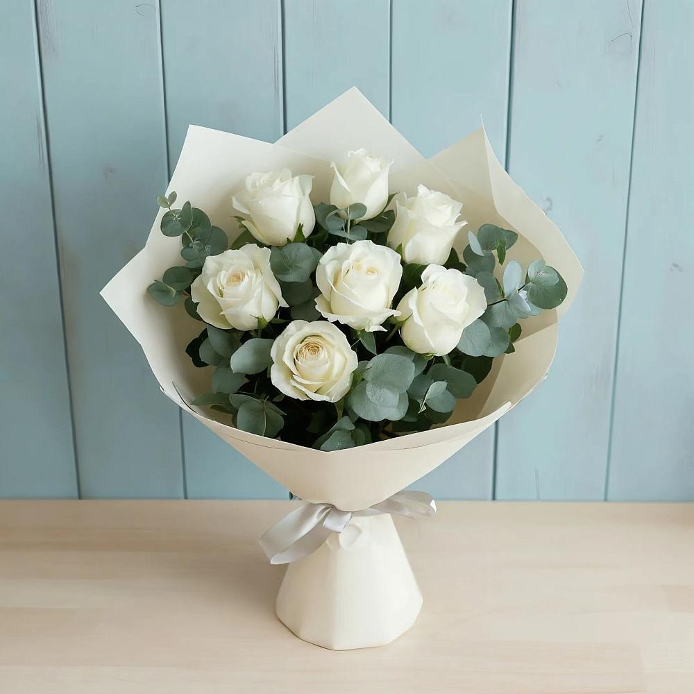 Букет Белые розы в Эвкалипте в Ромашково