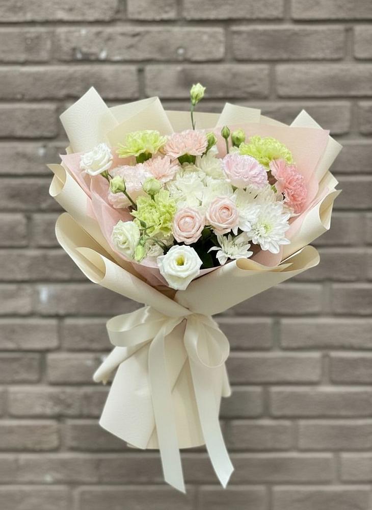 Букет цветов из: Гвоздики, Розы, Лизиантусы и Хризантемы в Ромашково