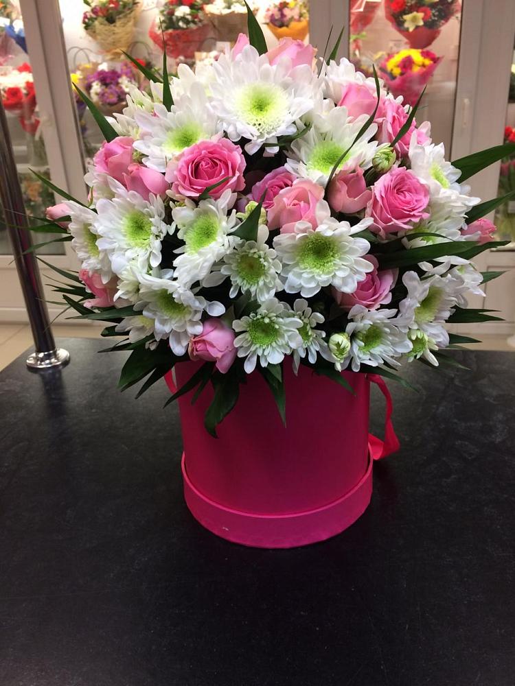 Цветочная композиция из Розы и Хризантемы в шляпной коробке в Ромашково