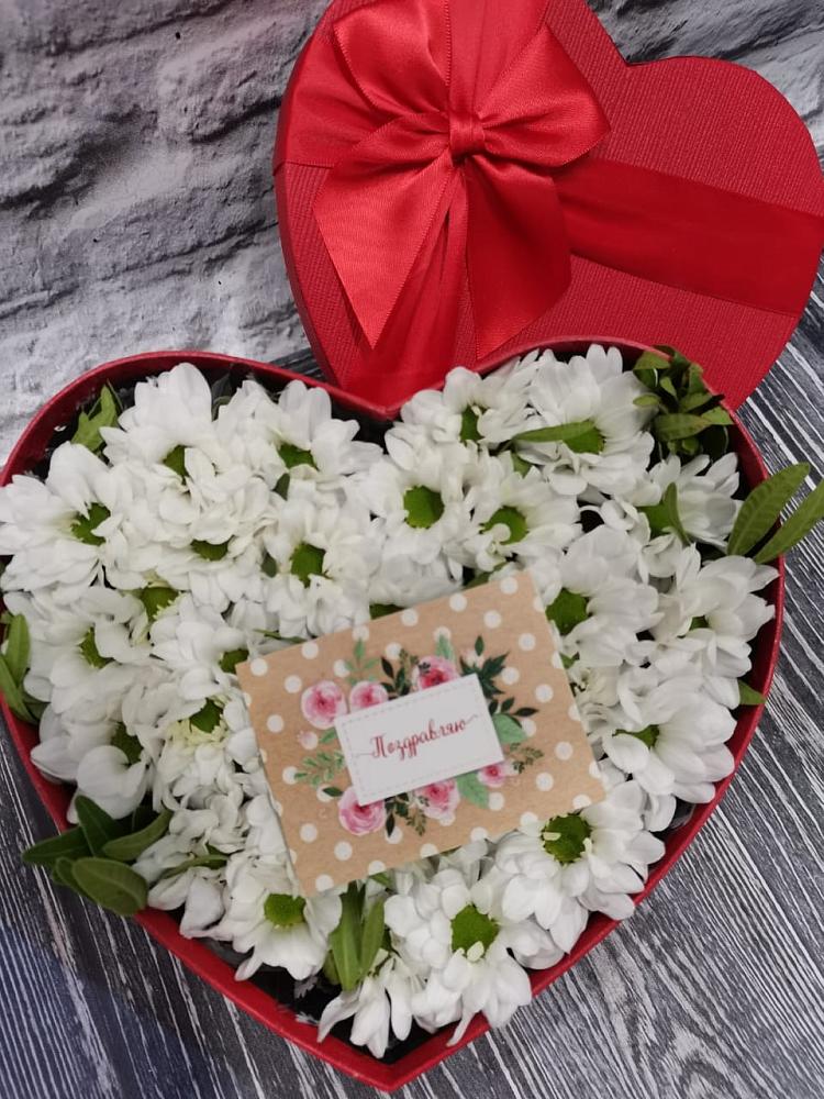 Цветочная композиция из Хризантемы в виде сердца в Ромашково