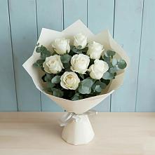 Букет Белые розы в Эвкалипте в Ромашково