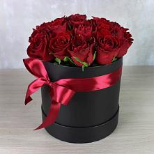 Цветочная композиция из Розы в шляпной коробке в Ромашково