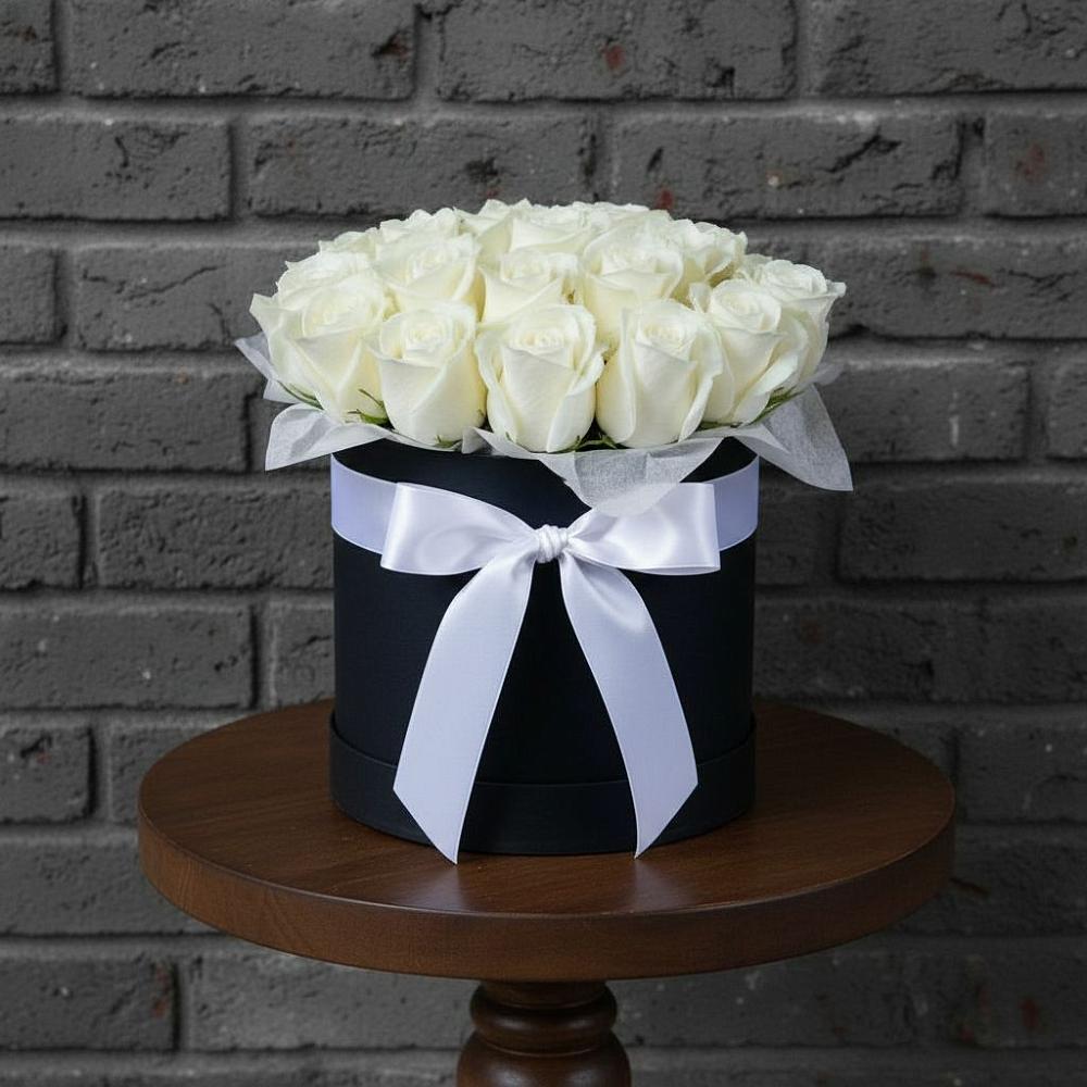 Цветочная композиция из Розы в шляпной коробке в Ромашково