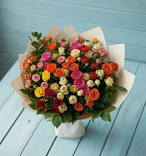Букет Микс из разноцветных кустовых роз в Ромашково