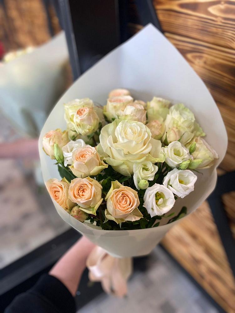 Букет цветов из: Розы и Лизиантусы в Ромашково