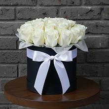 Цветочная композиция из Розы в шляпной коробке в Ромашково